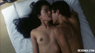 Hitomi Kuroki muestra desnudez frontal total, escena en Metamorfosis (Keshin) (1986)