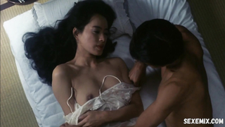 Hitomi Kuroki muestra desnudez frontal total, escena en Metamorfosis (Keshin) (1986)