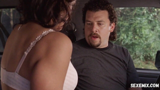 Katy Mixon se despindo no carro, cena em Eastbound and Down s01e06 (2009)