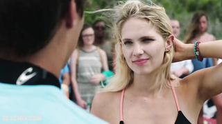 Escena sexy de Claudia Lee en Send It! (2021)