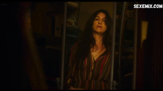 Escena de Charlotte Gainsbourg y Noée Abita en Los pasajeros de la noche (2022)