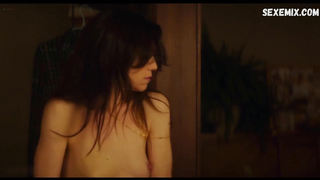 Escena de Charlotte Gainsbourg y Noée Abita en Los pasajeros de la noche (2022)