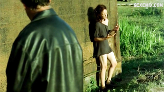 Orsolya Toth muestra las tetas desnudas, el arbusto y el culo, escena en Delta (2007)