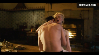 Scène de seins d'Elle Fanning dans The Great