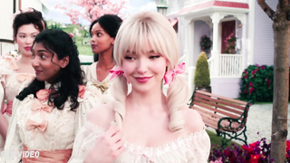 Escena sexy de Dove Cameron en Schmigadoon s01e01-06 (2021)