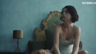 Jessie Buckley montre ses seins nus, scène dans Roméo et Juliette (2021)