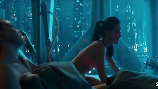 Alice Eve en lencería negra, escena de Star Trek Into Darkness (2013)