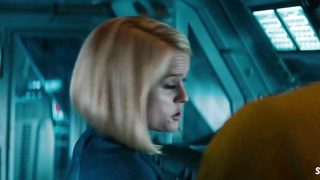 Alice Eve en lencería negra, escena de Star Trek Into Darkness (2013)