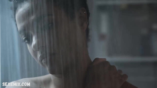 Freema Agyeman pose nue sous la douche, scène dans (Série TV) New Amsterdam s04e13 (2022)