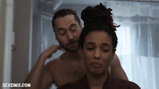 Freema Agyeman pose nue sous la douche, scène dans (Série TV) New Amsterdam s04e13 (2022)