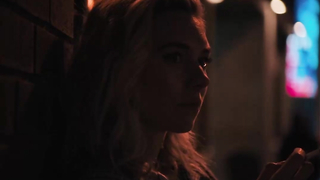 Cena sexy de Vanessa Kirby em Estudos Italianos (2021)