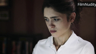 Natalia Dyer si masturba nelle scene di Yes, God, Yes (2017)