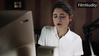 Natalia Dyer si masturba nelle scene di Yes, God, Yes (2017)