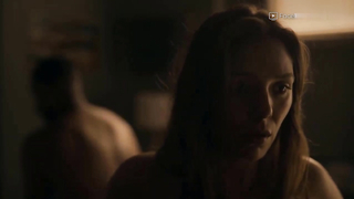 Elizabeth Olsen se ve sexy en la película "Sorry For Your Loss"