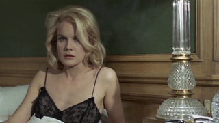 Carroll Baker está desnuda en la película "Il dolce corpo di Deborah" que se estrenó en 1968