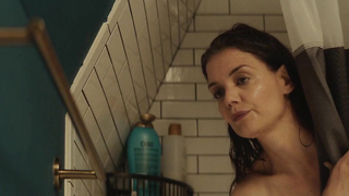 Katie Holmes tiene una escena sexy en la película “Alone Together” que se estrenó en 2022.