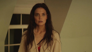 Katie Holmes tiene una escena sexy en la película “Alone Together” que se estrenó en 2022.