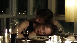 Katharina Lorenz e Seyneb Saleh sexy, scena in Das rote Zimmer (2010)