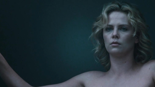 Charlize Theron escena desnuda en The Burning Plain (2008)