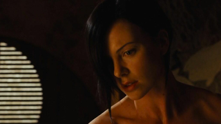 Charlize Theron escena desnuda en Eon Flux (2005)