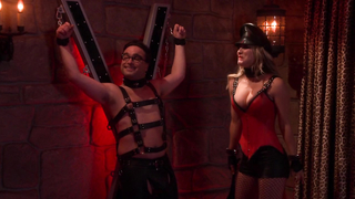 Cena sexy de Kaley Cuoco em The Big Bang Theory s10e07 (2016)