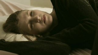 Scena nuda di Emily Pearse in Cliff (2013)