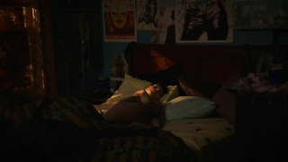 Emma Greenwell escena desnuda en Shameless s02e12 (2012)