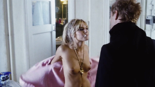 Cena de nudez de Sienna Miller em Alfie (2014)