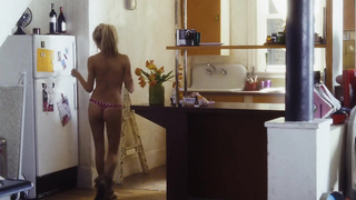 Cena de nudez de Sienna Miller em Alfie (2014)