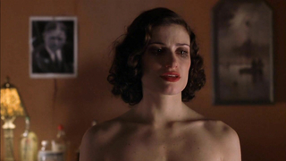 Idina Menzel en una escena desnuda de Ask the Dust. Nos muestra su trasero.