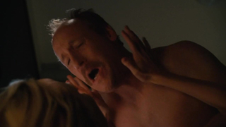 Anne Heche en una escena desnuda de Hung. Nos muestra su trasero en una escena de sexo.