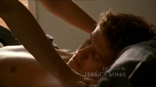 Asher Keddie en una escena desnuda de Love My Way. Ella nos muestra sus tetas y su arbusto en una escena de sexo.