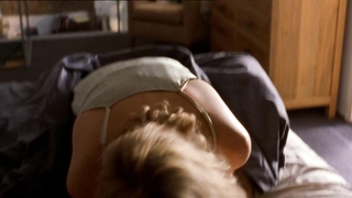 Asher Keddie en una escena desnuda de Love My Way. Ella nos muestra sus tetas y su arbusto en una escena de sexo.