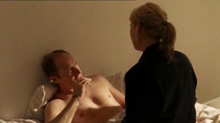 Asher Keddie en una escena desnuda de Love My Way. Ella nos muestra sus tetas y su arbusto en una escena de sexo.