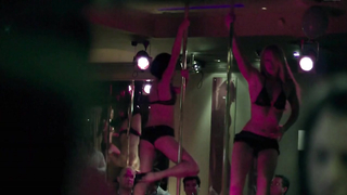 Rachael Taylor en una escena desnuda de Cedar Boys. La actriz hizo una excitante escena de striptease en ese vídeo.