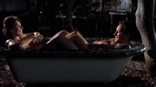 Escena desnuda de Diana Glenn en Oyster Farmer (2004)