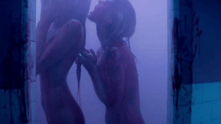 Abbey Lee ve Bella Heathcote çıplak duş alıyor - The Neon Demon (2016)