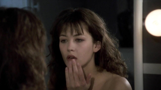 Sophie Marceau nuda, in reggiseno nero, scena in - L'etudiante (1988)