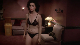 Isabella Rossellini en topless, nos muestra su seductor cuerpo desnudo - Terciopelo azul (1986)