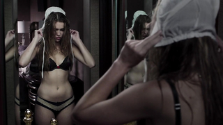 Lili Simmons nue, scène de sous-vêtements dans Banshee s01e08 (2013)