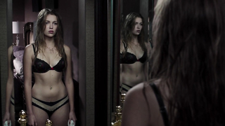 Lili Simmons nue, scène de sous-vêtements dans Banshee s01e08 (2013)