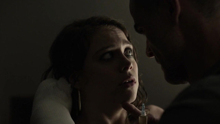 Olivia Luccardi escena desnuda y en topless en House of Cards s03e01 (2015)