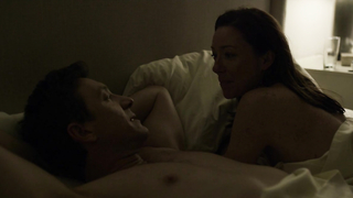 Molly Parker en una escena sexy de House of Cards Molly Parker se ve muy sexy en una escena de sexo.