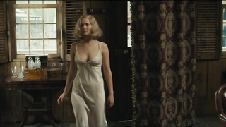 Jennifer Lawrence sexy, escena de escote en Serena (2014)