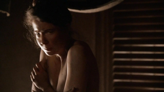 Robin Weigert nue, prend un bain Deadwood s02e11 (2005)