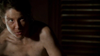 Robin Weigert nue, prend un bain Deadwood s02e11 (2005)