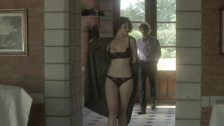 Gemma Arterton desnuda, tumbada en la mesa, siendo follada - Gemma Bovery (2014)