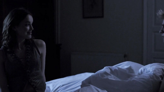 Escena de sexo vaquera con Elizabeth Henstridge - The Thompson (2012)