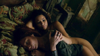 Clara Paget y Jessica Parker Kennedy, escena de sexo lésbico - Black Sails s02e03 (2015)