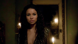 Clara Paget y Jessica Parker Kennedy, escena de sexo lésbico - Black Sails s02e03 (2015)